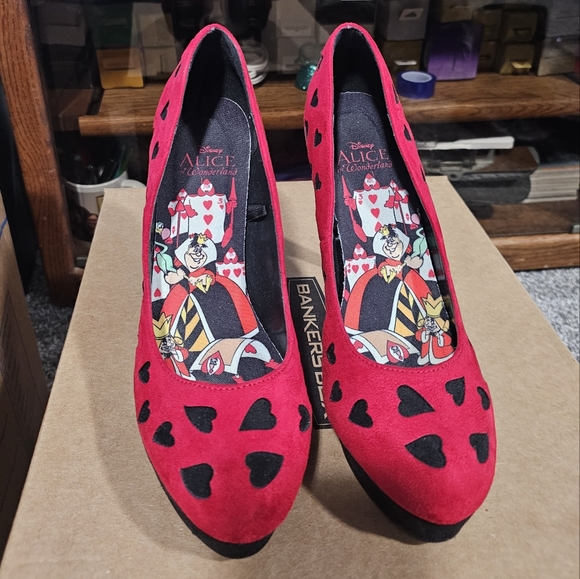 Queen of Hearts Heels size 9 - Picture 2 of 3